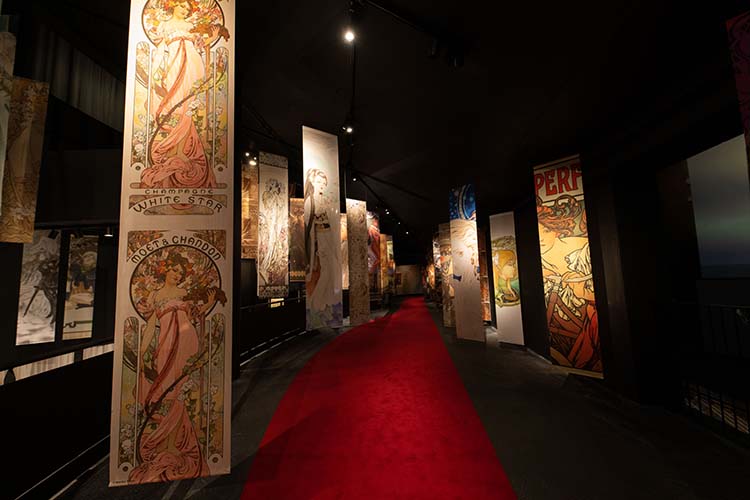 Digital projection mucha 7 HI