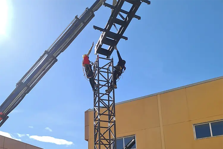 Córdoba: la rental Grupo Cero levanta torres de delay de 25 metros con estructuras de SeeSound