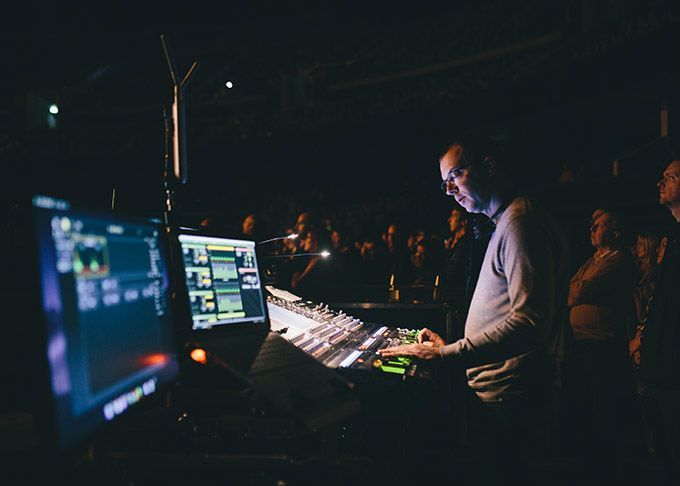 CHVRCHES High Res 2 CREDIT Cameron Brisbane 1CE