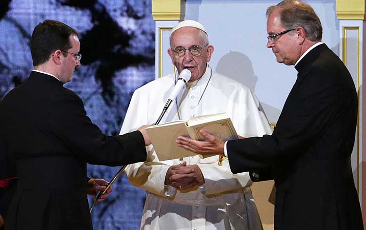PrPhotoPopeFrancisAE6100FestivalofFamiliesPhiladelphia Square Sept26 2015