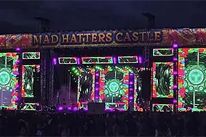 La consola MagicQ MQ500M gestiona el busking de Mad Hatter's Castle sin procesamiento adicional de red